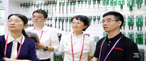 中國對外貿易中心主任朱詠一行蒞臨巨星科技廣交會展位參觀調研